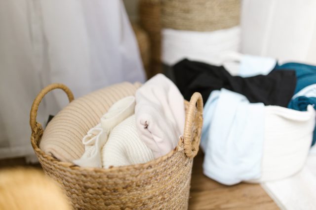 Vasketøjskurv i flet med vasketøj i